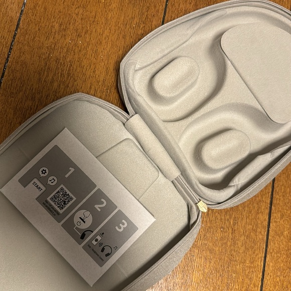 Sony WH-1000 XM5 Case + cables - Silver - Authentic - Picture 2 of 5